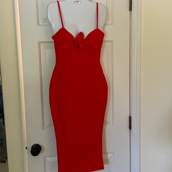 Boohoo Dresses & Skirts - NWT boohoo red front tie knot bodycon scuba midi dress spaghetti straps